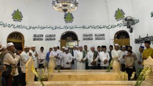 Habib Husein Pimpin Ziarah Bersama di Makam Habib Ahmad Bafaqih
