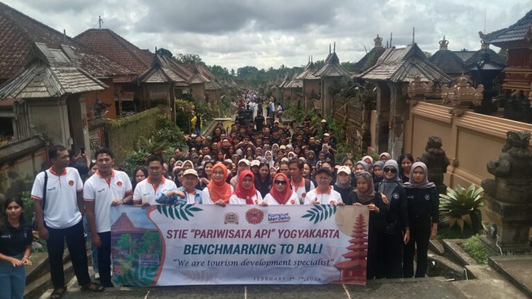 Di Desa Adat Penglipuran, Mahasiswa STIEPAR API Yogyakarta Pelajari Peran Local Wisdom